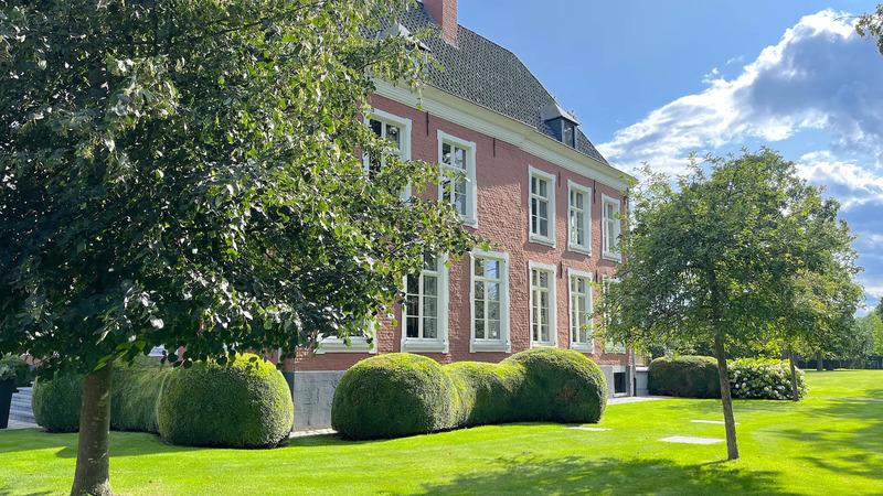 Château histórico en el campo de Knokke rodeado de verde frondoso
