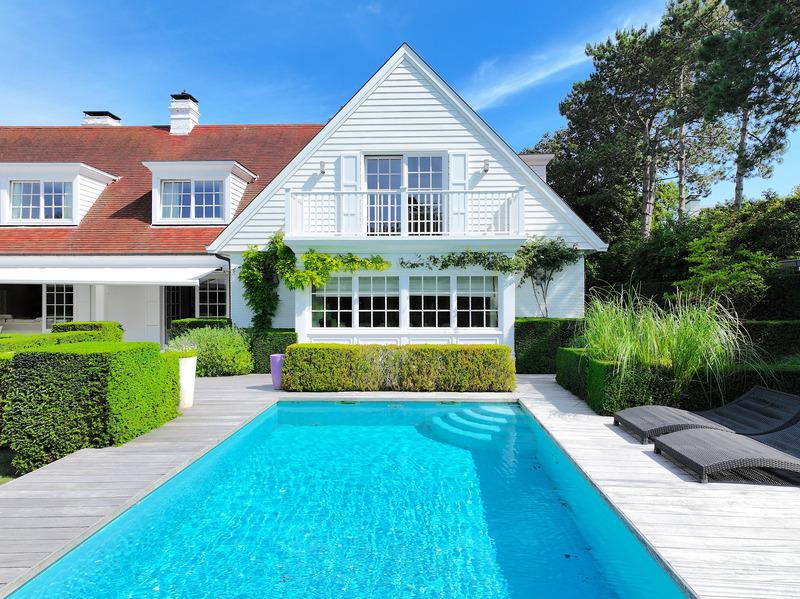 Amplia villa de vacaciones en Knokke con una gran piscina exterior