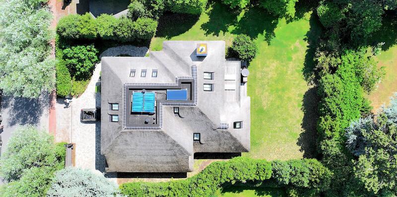 Villa de lujo en el bosque de Knokke, cerca del Royal Zoute Golf Club, vista desde el exterior